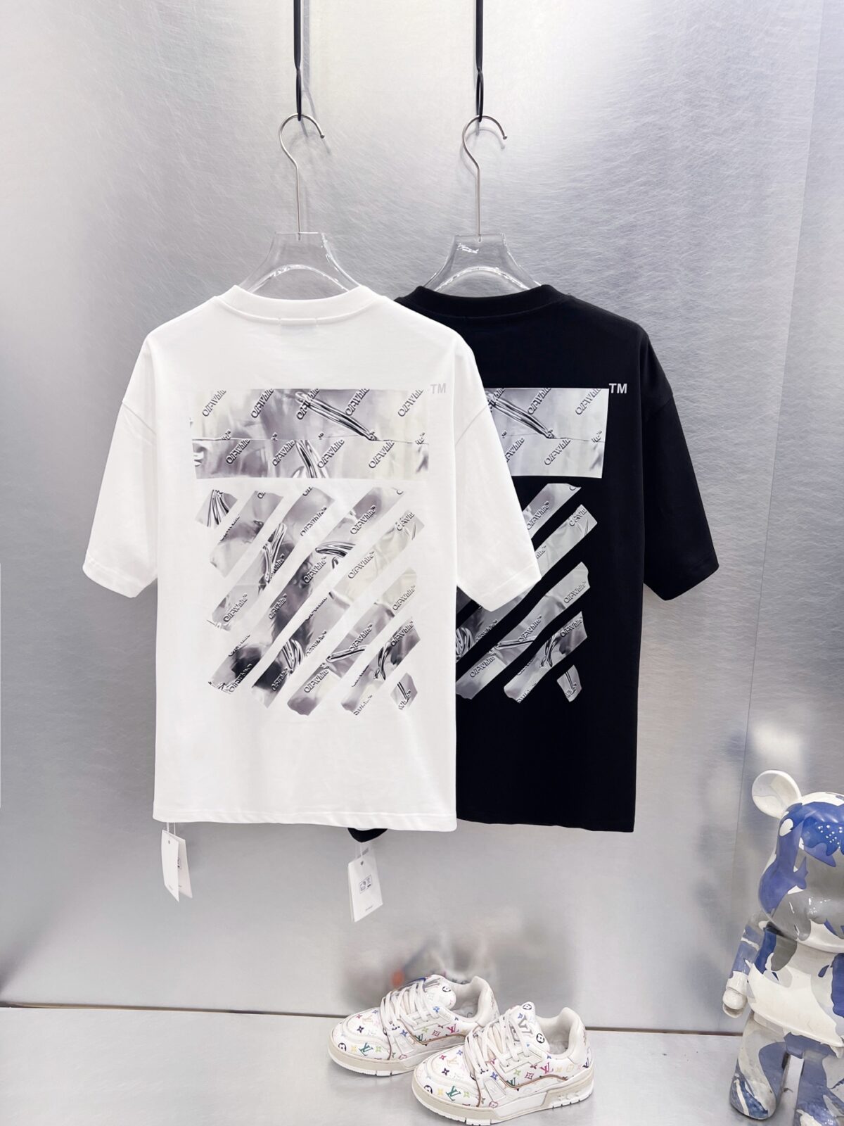 P65 OFF-WHITE OW 短袖！ 银色胶带质感斜条纹印花太有工业科技感，满印品牌小字细节精致，黑底银印花低调又吸睛。重磅棉手感扎实，宽松版型巨藏肉，男女穿都酷，情侣搭一套出门小众不撞款，拍照自带冷调滤镜✨ 颜色：黑色 白色 尺码：S M L XL