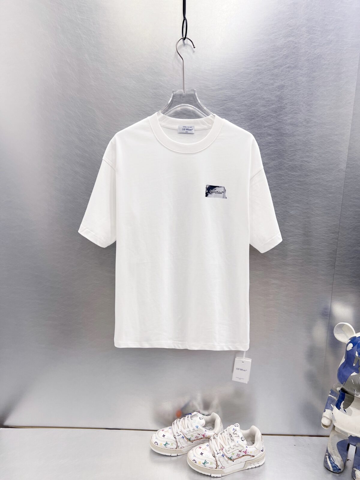 P65 OFF-WHITE OW 短袖！ 银色胶带质感斜条纹印花太有工业科技感，满印品牌小字细节精致，黑底银印花低调又吸睛。重磅棉手感扎实，宽松版型巨藏肉，男女穿都酷，情侣搭一套出门小众不撞款，拍照自带冷调滤镜✨ 颜色：黑色 白色 尺码：S M L XL