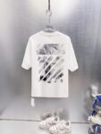 P65 OFF-WHITE OW 短袖！ 银色胶带质感斜条纹印花太有工业科技感，满印品牌小字细节精致，黑底银印花低调又吸睛。重磅棉手感扎实，宽松版型巨藏肉，男女穿都酷，情侣搭一套出门小众不撞款，拍照自带冷调滤镜✨ 颜色：黑色 白色 尺码：S M L XL