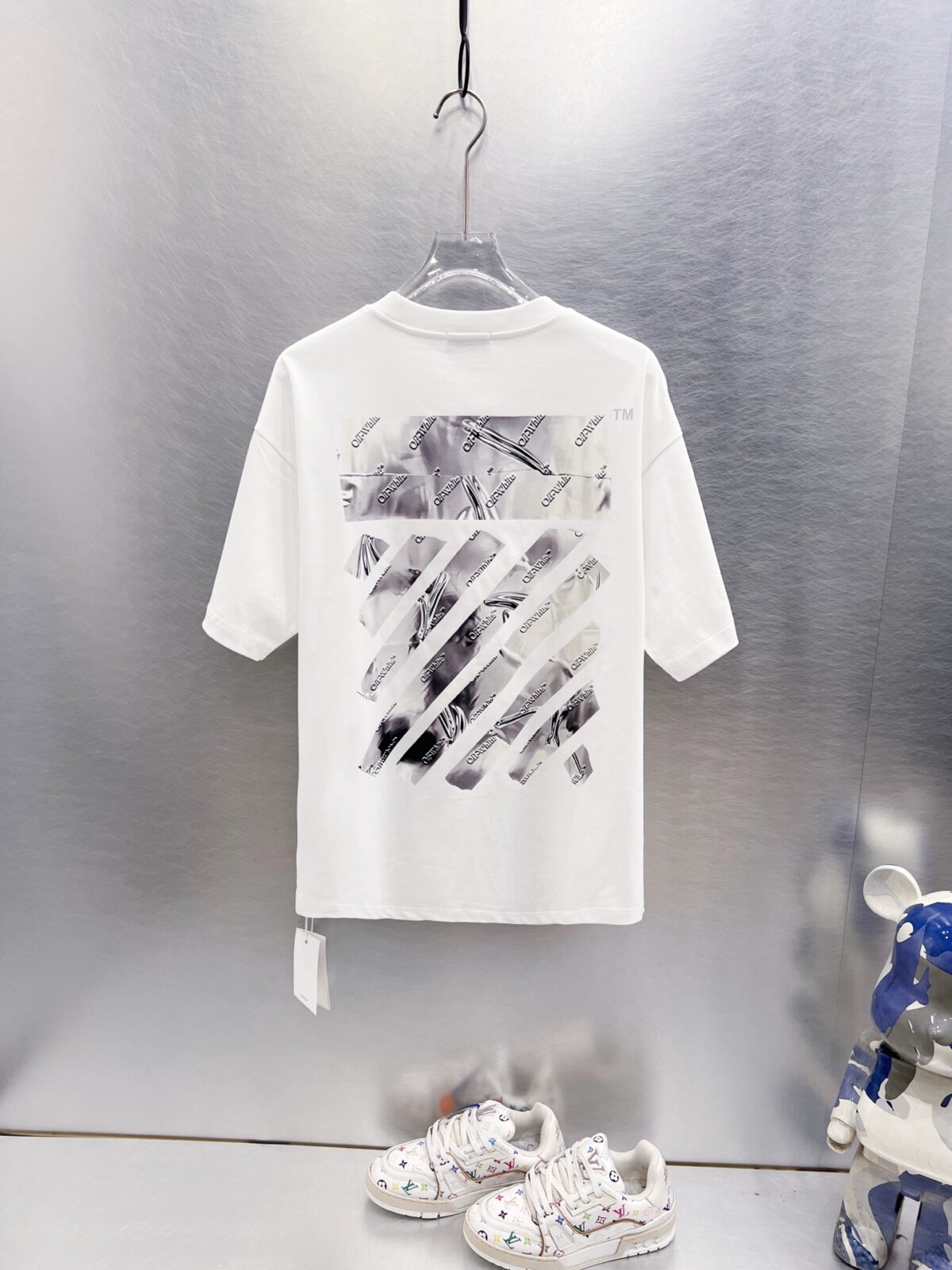 P65 OFF-WHITE OW 短袖！ 银色胶带质感斜条纹印花太有工业科技感，满印品牌小字细节精致，黑底银印花低调又吸睛。重磅棉手感扎实，宽松版型巨藏肉，男女穿都酷，情侣搭一套出门小众不撞款，拍照自带冷调滤镜✨ 颜色：黑色 白色 尺码：S M L XL
