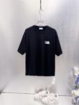 P65 OFF-WHITE OW 短袖！ 银色胶带质感斜条纹印花太有工业科技感，满印品牌小字细节精致，黑底银印花低调又吸睛。重磅棉手感扎实，宽松版型巨藏肉，男女穿都酷，情侣搭一套出门小众不撞款，拍照自带冷调滤镜✨ 颜色：黑色 白色 尺码：S M L XL