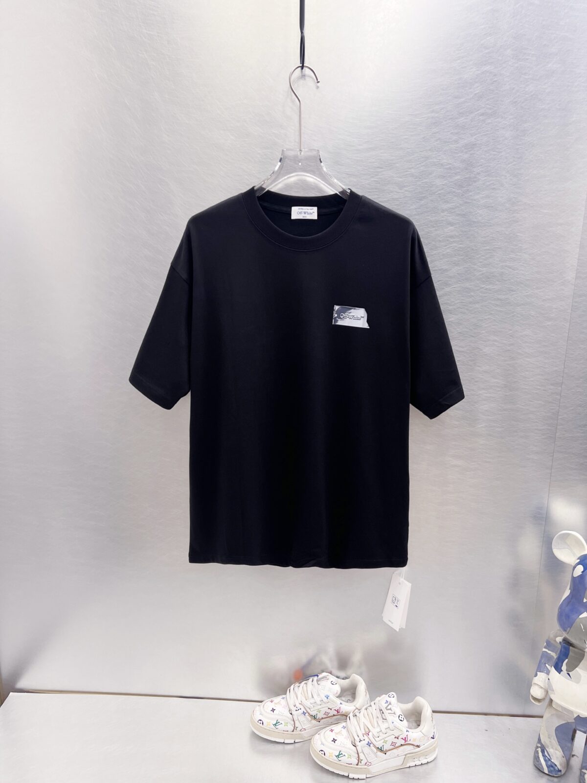 P65 OFF-WHITE OW 短袖！ 银色胶带质感斜条纹印花太有工业科技感，满印品牌小字细节精致，黑底银印花低调又吸睛。重磅棉手感扎实，宽松版型巨藏肉，男女穿都酷，情侣搭一套出门小众不撞款，拍照自带冷调滤镜✨ 颜色：黑色 白色 尺码：S M L XL