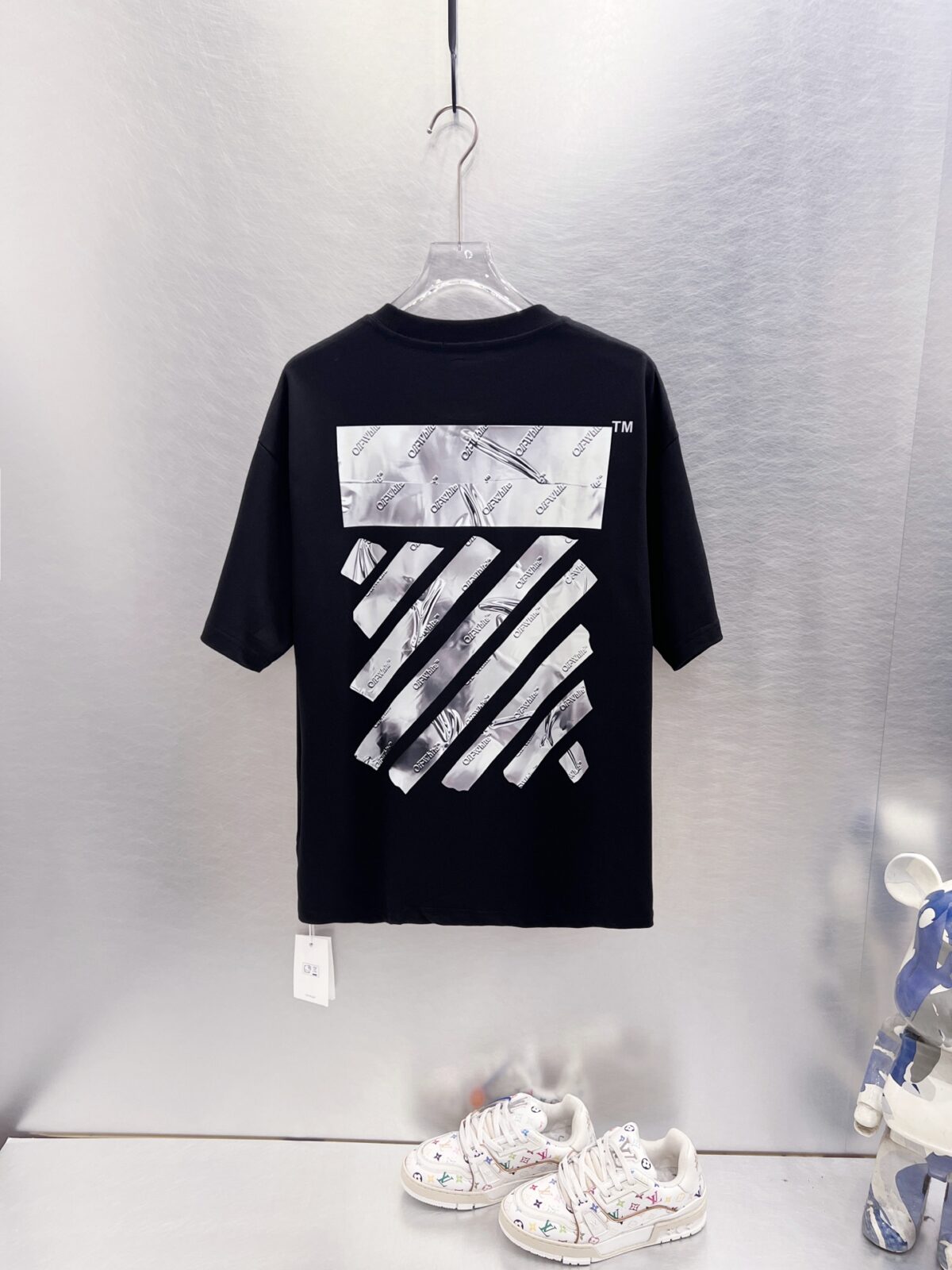 P65 OFF-WHITE OW 短袖！ 银色胶带质感斜条纹印花太有工业科技感，满印品牌小字细节精致，黑底银印花低调又吸睛。重磅棉手感扎实，宽松版型巨藏肉，男女穿都酷，情侣搭一套出门小众不撞款，拍照自带冷调滤镜✨ 颜色：黑色 白色 尺码：S M L XL