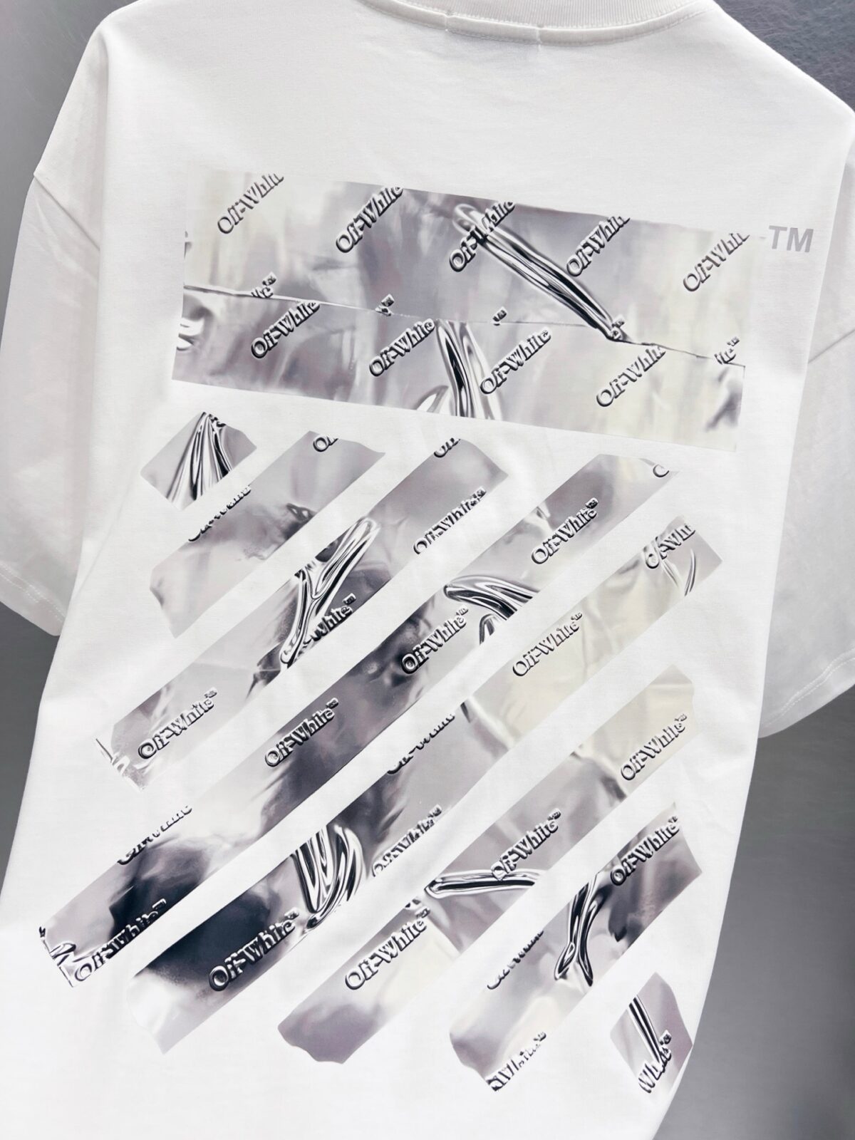 P65 OFF-WHITE OW 短袖！ 银色胶带质感斜条纹印花太有工业科技感，满印品牌小字细节精致，黑底银印花低调又吸睛。重磅棉手感扎实，宽松版型巨藏肉，男女穿都酷，情侣搭一套出门小众不撞款，拍照自带冷调滤镜✨ 颜色：黑色 白色 尺码：S M L XL