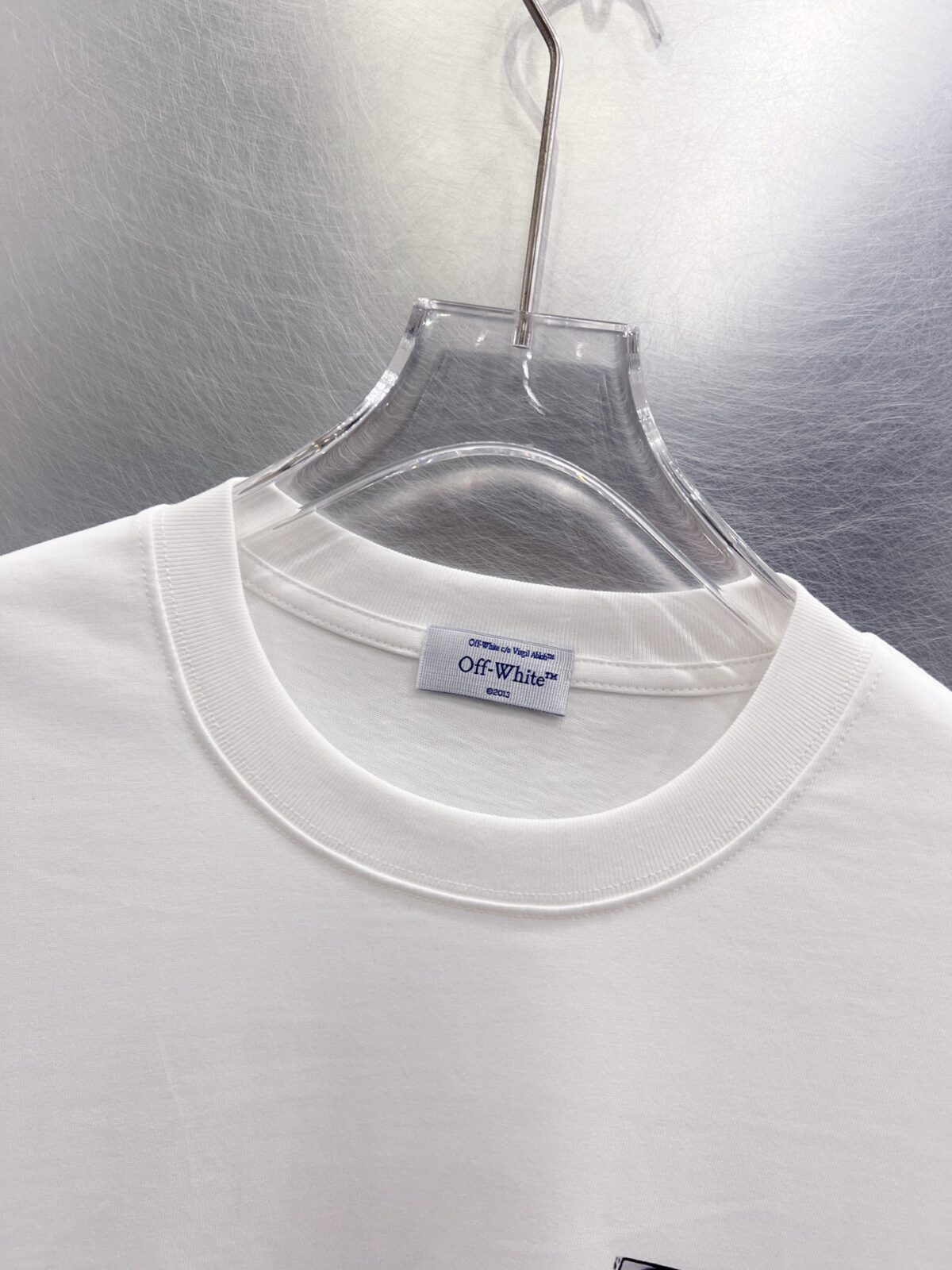P65 OFF-WHITE OW 短袖！ 银色胶带质感斜条纹印花太有工业科技感，满印品牌小字细节精致，黑底银印花低调又吸睛。重磅棉手感扎实，宽松版型巨藏肉，男女穿都酷，情侣搭一套出门小众不撞款，拍照自带冷调滤镜✨ 颜色：黑色 白色 尺码：S M L XL
