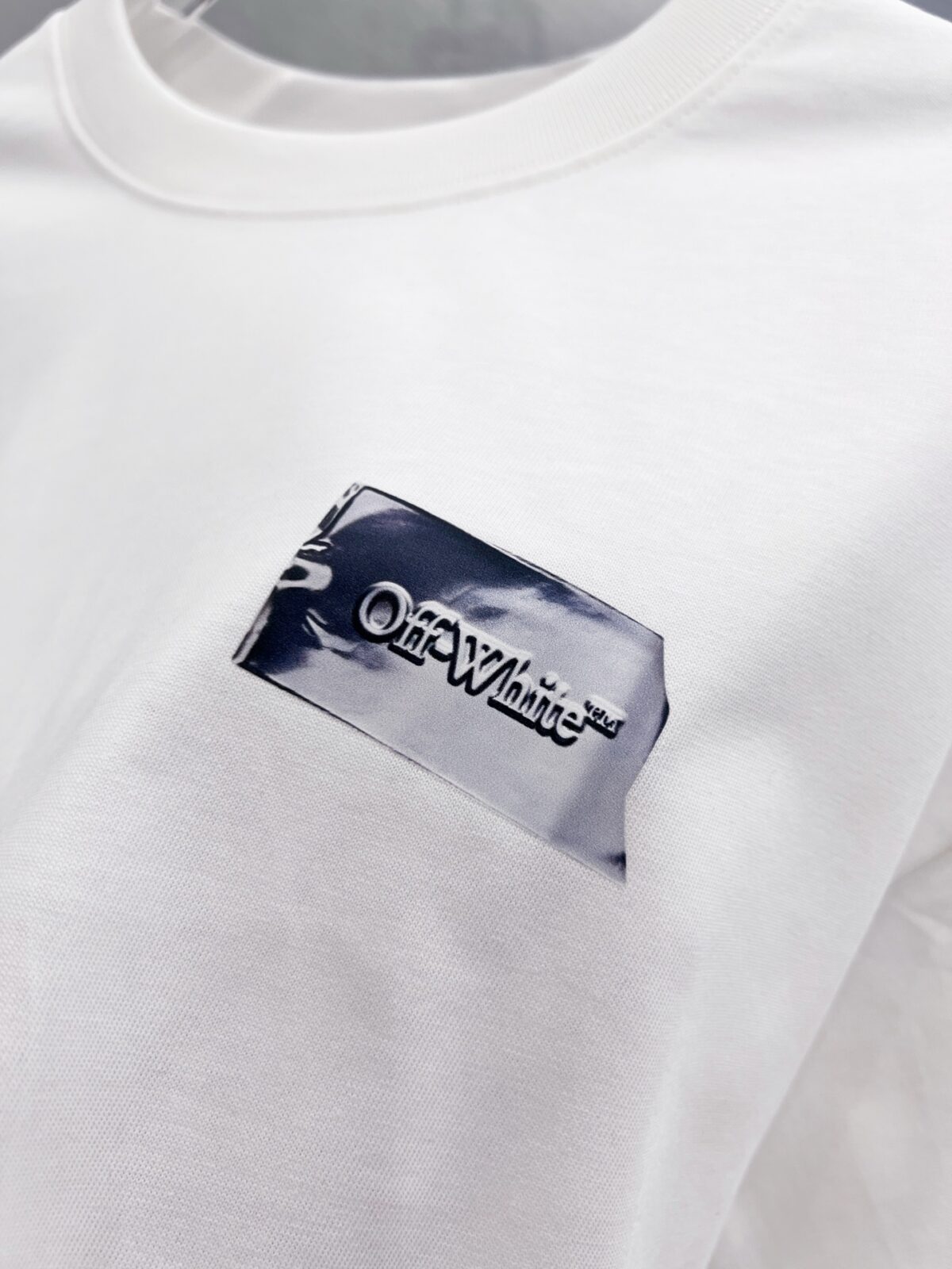 P65 OFF-WHITE OW 短袖！ 银色胶带质感斜条纹印花太有工业科技感，满印品牌小字细节精致，黑底银印花低调又吸睛。重磅棉手感扎实，宽松版型巨藏肉，男女穿都酷，情侣搭一套出门小众不撞款，拍照自带冷调滤镜✨ 颜色：黑色 白色 尺码：S M L XL