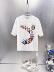 P75 OFF-WHITE 多国国旗足球印花短袖 世界杯徽章箭头重磅棉潮牌 T 恤，球迷潮人本命 OW 短袖来了！ 颜色：白色 尺码：S M L XL 整件衣服布满印满各国国旗的足球，每颗球都带有品牌标志性交叉箭头，侧边四星盾形徽章细节拉满，把世界杯环球氛围感直接穿身上。 重磅纯棉料子不透肉，宽松版型藏肉显瘦，看球约会日常穿都合适，喜欢足球和街头风的男生女生直接冲，情侣搭一套超吸睛！