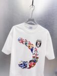 P75 OFF-WHITE 多国国旗足球印花短袖 世界杯徽章箭头重磅棉潮牌 T 恤，球迷潮人本命 OW 短袖来了！ 颜色：白色 尺码：S M L XL 整件衣服布满印满各国国旗的足球，每颗球都带有品牌标志性交叉箭头，侧边四星盾形徽章细节拉满，把世界杯环球氛围感直接穿身上。 重磅纯棉料子不透肉，宽松版型藏肉显瘦，看球约会日常穿都合适，喜欢足球和街头风的男生女生直接冲，情侣搭一套超吸睛！