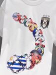 P75 OFF-WHITE 多国国旗足球印花短袖 世界杯徽章箭头重磅棉潮牌 T 恤，球迷潮人本命 OW 短袖来了！ 颜色：白色 尺码：S M L XL 整件衣服布满印满各国国旗的足球，每颗球都带有品牌标志性交叉箭头，侧边四星盾形徽章细节拉满，把世界杯环球氛围感直接穿身上。 重磅纯棉料子不透肉，宽松版型藏肉显瘦，看球约会日常穿都合适，喜欢足球和街头风的男生女生直接冲，情侣搭一套超吸睛！