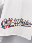 P75 OFF-WHITE 多国国旗足球印花短袖 世界杯徽章箭头重磅棉潮牌 T 恤，球迷潮人本命 OW 短袖来了！ 颜色：白色 尺码：S M L XL 整件衣服布满印满各国国旗的足球，每颗球都带有品牌标志性交叉箭头，侧边四星盾形徽章细节拉满，把世界杯环球氛围感直接穿身上。 重磅纯棉料子不透肉，宽松版型藏肉显瘦，看球约会日常穿都合适，喜欢足球和街头风的男生女生直接冲，情侣搭一套超吸睛！