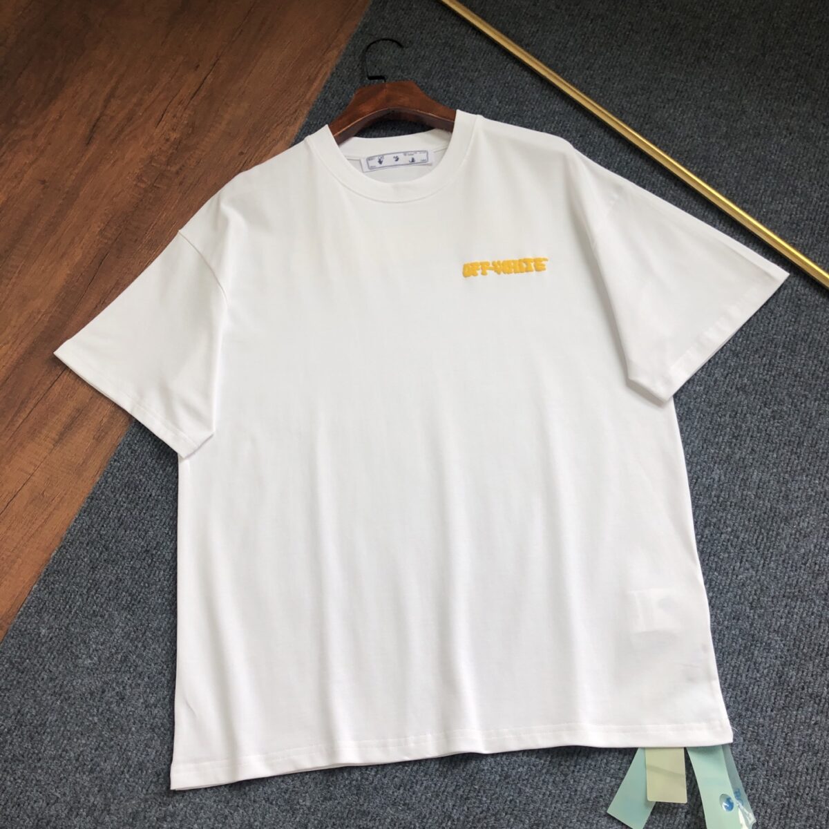 weigou_228908_0_53624e473a P75 OFF-WHITE 2026新款字母logo印花短袖T恤 ⚠原版面料⚠高版本⚠高品质 网红明星同款 采用定织定染高克重原版面料,洗水完高达280g纯棉面料,螺纹增加到 不变形。, 工艺制作,宽松oversize版型。质感舒适度都是拉满的 上身简约百搭 手感非常舒服 超级百搭好看的一款短袖 三标齐全 男女同款正常版型 非市场普通版本 随意对比 品质绝对保证 颜色:黑色 白色 码数:XS ~ L XS:衣长70 胸围110 肩宽 袖长 S:衣长72 胸围114 肩宽60 袖长19 M :衣长74 胸围118 肩宽 袖长 L:衣长76 胸围122 肩宽63 袖