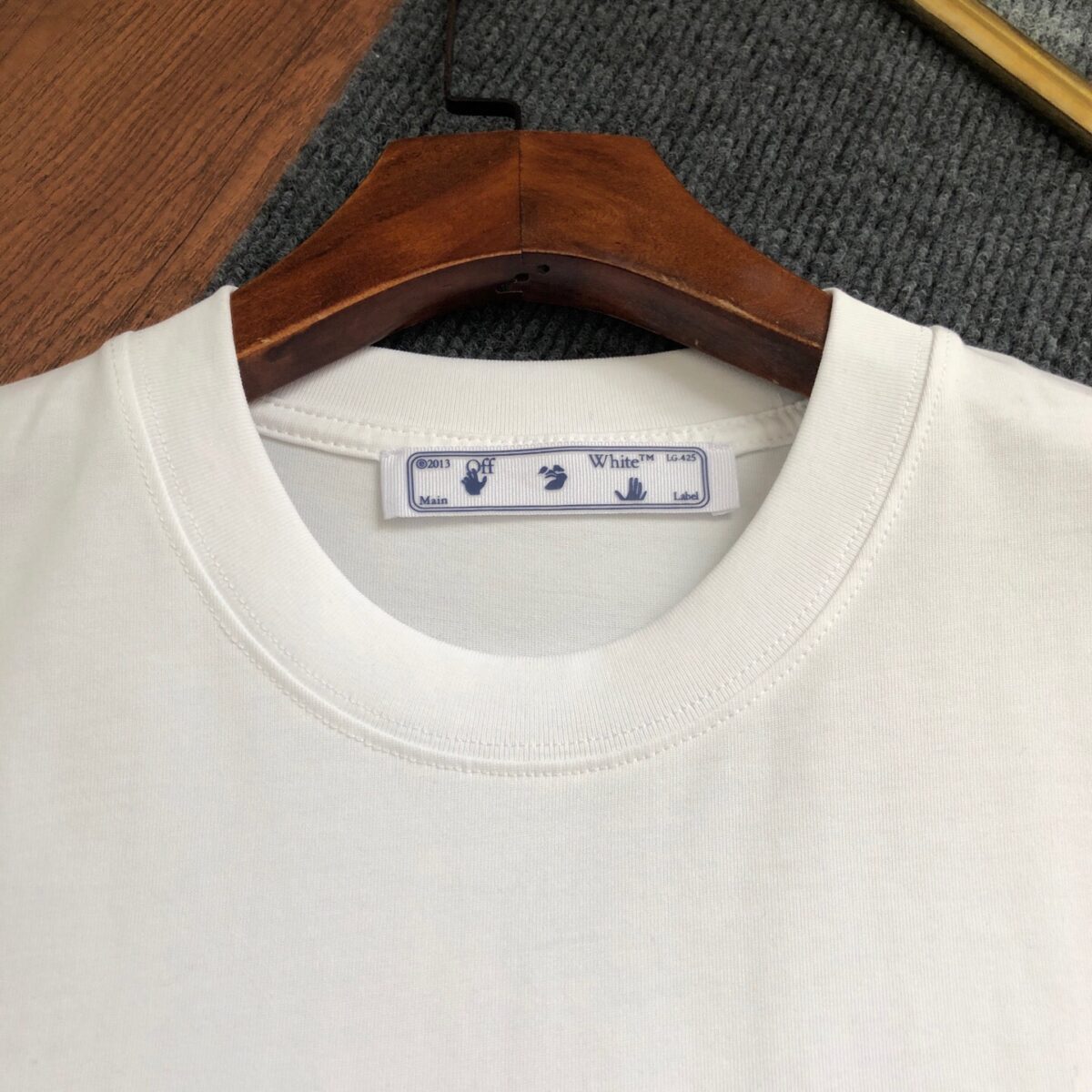 weigou_228908_2_6bd579dd15 P75 OFF-WHITE 2026新款字母logo印花短袖T恤 ⚠原版面料⚠高版本⚠高品质 网红明星同款 采用定织定染高克重原版面料,洗水完高达280g纯棉面料,螺纹增加到 不变形。, 工艺制作,宽松oversize版型。质感舒适度都是拉满的 上身简约百搭 手感非常舒服 超级百搭好看的一款短袖 三标齐全 男女同款正常版型 非市场普通版本 随意对比 品质绝对保证 颜色:黑色 白色 码数:XS ~ L XS:衣长70 胸围110 肩宽 袖长 S:衣长72 胸围114 肩宽60 袖长19 M :衣长74 胸围118 肩宽 袖长 L:衣长76 胸围122 肩宽63 袖