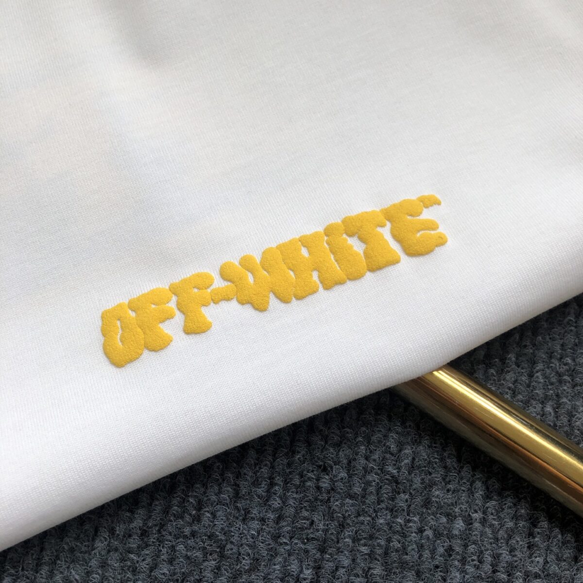 weigou_228908_3_1fcec77760 P75 OFF-WHITE 2026新款字母logo印花短袖T恤 ⚠原版面料⚠高版本⚠高品质 网红明星同款 采用定织定染高克重原版面料,洗水完高达280g纯棉面料,螺纹增加到 不变形。, 工艺制作,宽松oversize版型。质感舒适度都是拉满的 上身简约百搭 手感非常舒服 超级百搭好看的一款短袖 三标齐全 男女同款正常版型 非市场普通版本 随意对比 品质绝对保证 颜色:黑色 白色 码数:XS ~ L XS:衣长70 胸围110 肩宽 袖长 S:衣长72 胸围114 肩宽60 袖长19 M :衣长74 胸围118 肩宽 袖长 L:衣长76 胸围122 肩宽63 袖