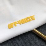 weigou_228908_3_1fcec77760 P75 OFF-WHITE 2026新款字母logo印花短袖T恤 ⚠原版面料⚠高版本⚠高品质 网红明星同款 采用定织定染高克重原版面料,洗水完高达280g纯棉面料,螺纹增加到 不变形。, 工艺制作,宽松oversize版型。质感舒适度都是拉满的 上身简约百搭 手感非常舒服 超级百搭好看的一款短袖 三标齐全 男女同款正常版型 非市场普通版本 随意对比 品质绝对保证 颜色:黑色 白色 码数:XS ~ L XS:衣长70 胸围110 肩宽 袖长 S:衣长72 胸围114 肩宽60 袖长19 M :衣长74 胸围118 肩宽 袖长 L:衣长76 胸围122 肩宽63 袖