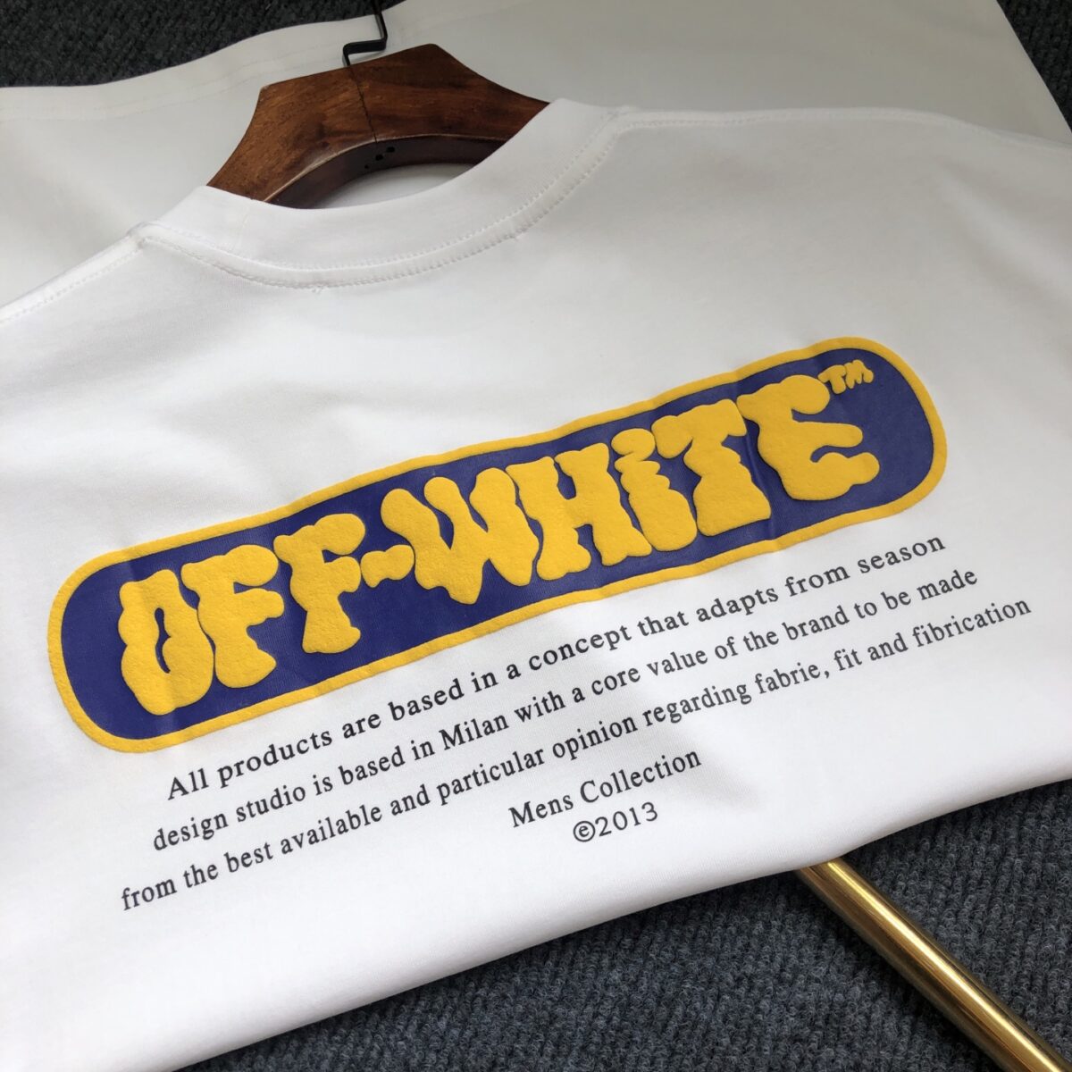 weigou_228908_5_2a6c6baa0d P75 OFF-WHITE 2026新款字母logo印花短袖T恤 ⚠原版面料⚠高版本⚠高品质 网红明星同款 采用定织定染高克重原版面料,洗水完高达280g纯棉面料,螺纹增加到 不变形。, 工艺制作,宽松oversize版型。质感舒适度都是拉满的 上身简约百搭 手感非常舒服 超级百搭好看的一款短袖 三标齐全 男女同款正常版型 非市场普通版本 随意对比 品质绝对保证 颜色:黑色 白色 码数:XS ~ L XS:衣长70 胸围110 肩宽 袖长 S:衣长72 胸围114 肩宽60 袖长19 M :衣长74 胸围118 肩宽 袖长 L:衣长76 胸围122 肩宽63 袖