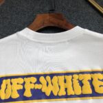 weigou_228908_6_8e34a976ec P75 OFF-WHITE 2026新款字母logo印花短袖T恤 ⚠原版面料⚠高版本⚠高品质 网红明星同款 采用定织定染高克重原版面料,洗水完高达280g纯棉面料,螺纹增加到 不变形。, 工艺制作,宽松oversize版型。质感舒适度都是拉满的 上身简约百搭 手感非常舒服 超级百搭好看的一款短袖 三标齐全 男女同款正常版型 非市场普通版本 随意对比 品质绝对保证 颜色:黑色 白色 码数:XS ~ L XS:衣长70 胸围110 肩宽 袖长 S:衣长72 胸围114 肩宽60 袖长19 M :衣长74 胸围118 肩宽 袖长 L:衣长76 胸围122 肩宽63 袖