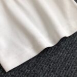 weigou_228908_7_f4b052ed83 P75 OFF-WHITE 2026新款字母logo印花短袖T恤 ⚠原版面料⚠高版本⚠高品质 网红明星同款 采用定织定染高克重原版面料,洗水完高达280g纯棉面料,螺纹增加到 不变形。, 工艺制作,宽松oversize版型。质感舒适度都是拉满的 上身简约百搭 手感非常舒服 超级百搭好看的一款短袖 三标齐全 男女同款正常版型 非市场普通版本 随意对比 品质绝对保证 颜色:黑色 白色 码数:XS ~ L XS:衣长70 胸围110 肩宽 袖长 S:衣长72 胸围114 肩宽60 袖长19 M :衣长74 胸围118 肩宽 袖长 L:衣长76 胸围122 肩宽63 袖
