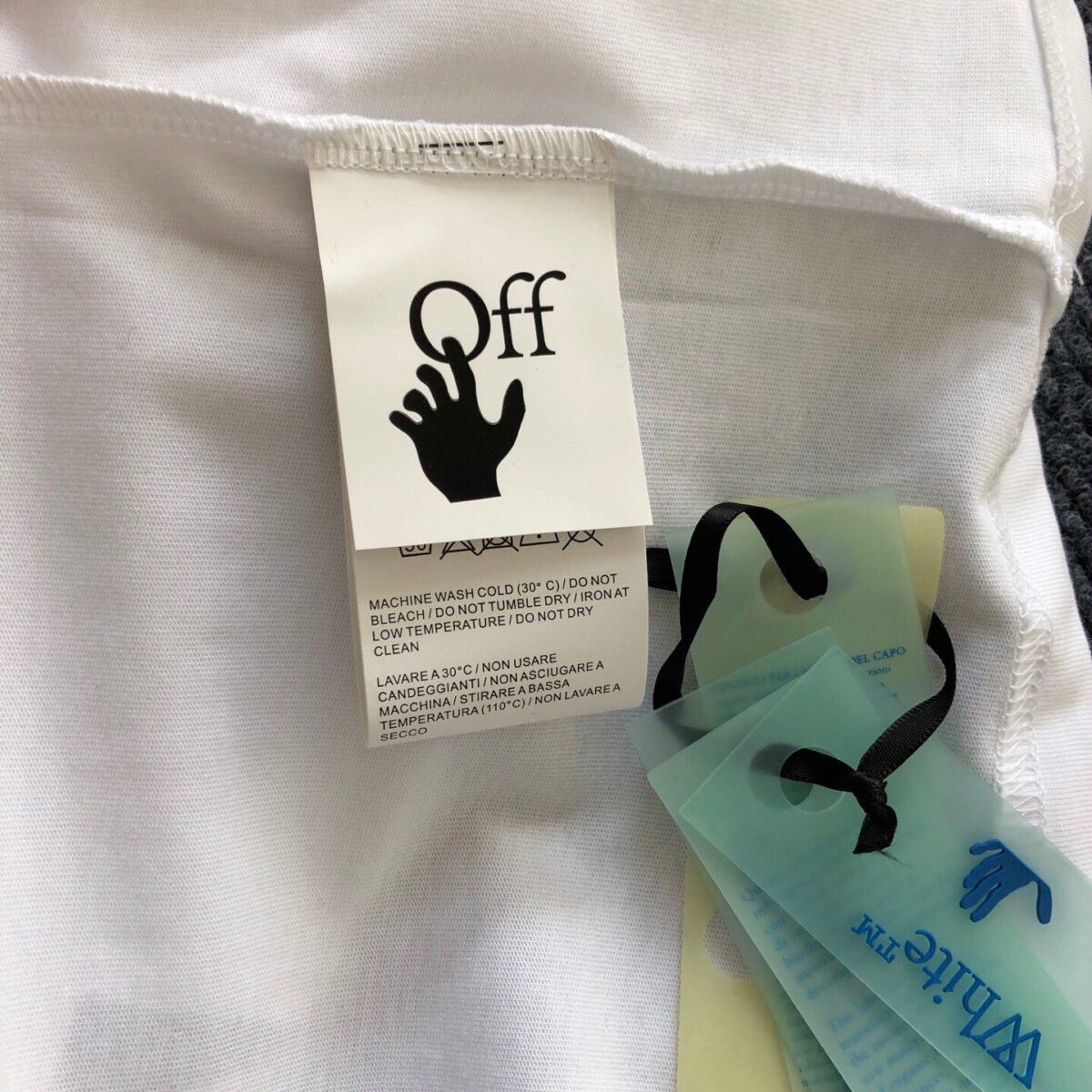 weigou_228908_8_25f2493e25 P75 OFF-WHITE 2026新款字母logo印花短袖T恤 ⚠原版面料⚠高版本⚠高品质 网红明星同款 采用定织定染高克重原版面料,洗水完高达280g纯棉面料,螺纹增加到 不变形。, 工艺制作,宽松oversize版型。质感舒适度都是拉满的 上身简约百搭 手感非常舒服 超级百搭好看的一款短袖 三标齐全 男女同款正常版型 非市场普通版本 随意对比 品质绝对保证 颜色:黑色 白色 码数:XS ~ L XS:衣长70 胸围110 肩宽 袖长 S:衣长72 胸围114 肩宽60 袖长19 M :衣长74 胸围118 肩宽 袖长 L:衣长76 胸围122 肩宽63 袖