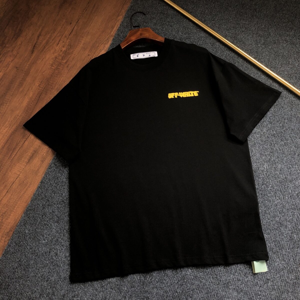 P75 OFF-WHITE 2026新款字母logo印花短袖T恤 ⚠原版面料⚠高版本⚠高品质 网红明星同款 采用定织定染高克重原版面料，洗水完高达280g纯棉面料，螺纹增加到 不变形。， 工艺制作，宽松oversize版型。质感舒适度都是拉满的 上身简约百搭 手感非常舒服 超级百搭好看的一款短袖 三标齐全 男女同款正常版型 非市场普通版本 随意对比 品质绝对保证 颜色：黑色 白色 码数：XS ~ L XS：衣长70 胸围110 肩宽 袖长 S：衣长72 胸围114 肩宽60 袖长19 M ：衣长74 胸围118 肩宽 袖长 L：衣长76 胸围122 肩宽63 袖