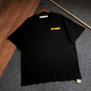 weigou_228950_0_10b1af665f P75 OFF-WHITE 2026新款字母logo印花短袖T恤 ⚠原版面料⚠高版本⚠高品质 网红明星同款 采用定织定染高克重原版面料,洗水完高达280g纯棉面料,螺纹增加到 不变形。, 工艺制作,宽松oversize版型。质感舒适度都是拉满的 上身简约百搭 手感非常舒服 超级百搭好看的一款短袖 三标齐全 男女同款正常版型 非市场普通版本 随意对比 品质绝对保证 颜色:黑色 白色 码数:XS ~ L XS:衣长70 胸围110 肩宽 袖长 S:衣长72 胸围114 肩宽60 袖长19 M :衣长74 胸围118 肩宽 袖长 L:衣长76 胸围122 肩宽63 袖