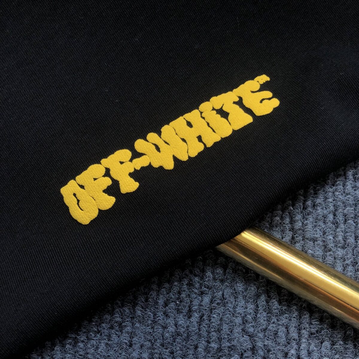 P75 OFF-WHITE 2026新款字母logo印花短袖T恤 ⚠原版面料⚠高版本⚠高品质 网红明星同款 采用定织定染高克重原版面料，洗水完高达280g纯棉面料，螺纹增加到 不变形。， 工艺制作，宽松oversize版型。质感舒适度都是拉满的 上身简约百搭 手感非常舒服 超级百搭好看的一款短袖 三标齐全 男女同款正常版型 非市场普通版本 随意对比 品质绝对保证 颜色：黑色 白色 码数：XS ~ L XS：衣长70 胸围110 肩宽 袖长 S：衣长72 胸围114 肩宽60 袖长19 M ：衣长74 胸围118 肩宽 袖长 L：衣长76 胸围122 肩宽63 袖