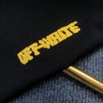 P75 OFF-WHITE 2026新款字母logo印花短袖T恤 ⚠原版面料⚠高版本⚠高品质 网红明星同款 采用定织定染高克重原版面料，洗水完高达280g纯棉面料，螺纹增加到 不变形。， 工艺制作，宽松oversize版型。质感舒适度都是拉满的 上身简约百搭 手感非常舒服 超级百搭好看的一款短袖 三标齐全 男女同款正常版型 非市场普通版本 随意对比 品质绝对保证 颜色：黑色 白色 码数：XS ~ L XS：衣长70 胸围110 肩宽 袖长 S：衣长72 胸围114 肩宽60 袖长19 M ：衣长74 胸围118 肩宽 袖长 L：衣长76 胸围122 肩宽63 袖