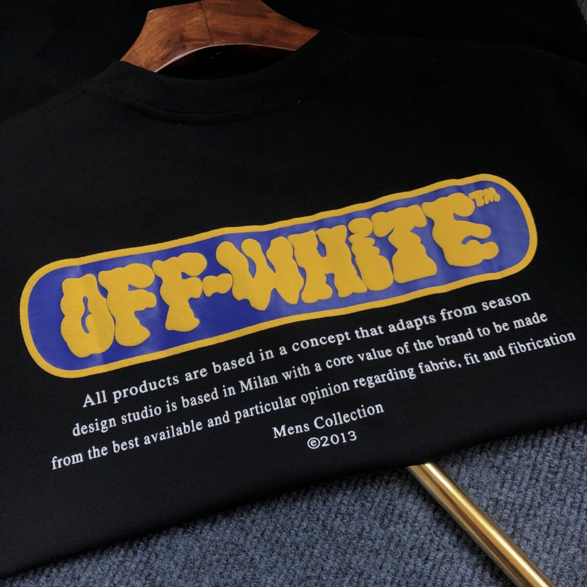 P75 OFF-WHITE 2026新款字母logo印花短袖T恤 ⚠原版面料⚠高版本⚠高品质 网红明星同款 采用定织定染高克重原版面料，洗水完高达280g纯棉面料，螺纹增加到 不变形。， 工艺制作，宽松oversize版型。质感舒适度都是拉满的 上身简约百搭 手感非常舒服 超级百搭好看的一款短袖 三标齐全 男女同款正常版型 非市场普通版本 随意对比 品质绝对保证 颜色：黑色 白色 码数：XS ~ L XS：衣长70 胸围110 肩宽 袖长 S：衣长72 胸围114 肩宽60 袖长19 M ：衣长74 胸围118 肩宽 袖长 L：衣长76 胸围122 肩宽63 袖