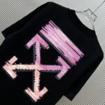 P70 款式：off-white短袖T恤 面料：300克重双纱100%棉 罗纹：320克重索络纳1*1潮牌 工艺：印花 颜色：白 夜蓝 炫酷蓝 蓝 花灰 黑 尺码：M—4XL 无性别区分 男女同款