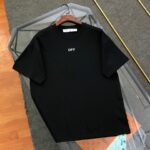 weigou_229571_0_cac067993d P75 OFF-WHITE 2025新款字母logo印花短袖T恤 ⚠原版面料⚠高版本⚠高品质 网红明星同款 采用定织定染高克重原版面料,洗水完高达280g纯棉面料,螺纹增加到 不变形。, 工艺制作,宽松oversize版型。质感舒适度都是拉满的 上身简约百搭 手感非常舒服 超级百搭好看的一款短袖 三标齐全 男女同款正常版型 非市场普通版本 随意对比 品质绝对保证 颜色:黑色 白色 码数:XS ~ L XS:衣长70 胸围110 肩宽 袖长 S:衣长72 胸围114 肩宽60 袖长19 M :衣长74 胸围118 肩宽 袖长 L:衣长76 胸围122 肩宽63 袖