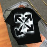 weigou_229571_1_7781c5ebb8 P75 OFF-WHITE 2025新款字母logo印花短袖T恤 ⚠原版面料⚠高版本⚠高品质 网红明星同款 采用定织定染高克重原版面料,洗水完高达280g纯棉面料,螺纹增加到 不变形。, 工艺制作,宽松oversize版型。质感舒适度都是拉满的 上身简约百搭 手感非常舒服 超级百搭好看的一款短袖 三标齐全 男女同款正常版型 非市场普通版本 随意对比 品质绝对保证 颜色:黑色 白色 码数:XS ~ L XS:衣长70 胸围110 肩宽 袖长 S:衣长72 胸围114 肩宽60 袖长19 M :衣长74 胸围118 肩宽 袖长 L:衣长76 胸围122 肩宽63 袖