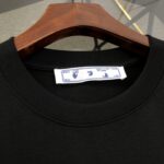 weigou_229571_2_4a64ccee16 P75 OFF-WHITE 2025新款字母logo印花短袖T恤 ⚠原版面料⚠高版本⚠高品质 网红明星同款 采用定织定染高克重原版面料,洗水完高达280g纯棉面料,螺纹增加到 不变形。, 工艺制作,宽松oversize版型。质感舒适度都是拉满的 上身简约百搭 手感非常舒服 超级百搭好看的一款短袖 三标齐全 男女同款正常版型 非市场普通版本 随意对比 品质绝对保证 颜色:黑色 白色 码数:XS ~ L XS:衣长70 胸围110 肩宽 袖长 S:衣长72 胸围114 肩宽60 袖长19 M :衣长74 胸围118 肩宽 袖长 L:衣长76 胸围122 肩宽63 袖