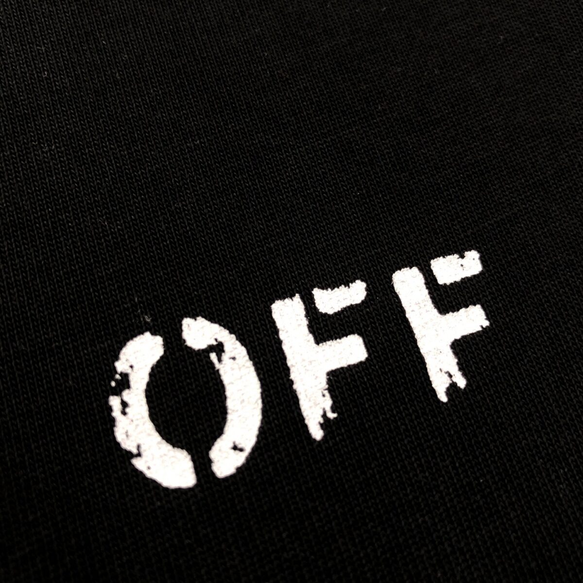 weigou_229571_3_413bcbfb7f P75 OFF-WHITE 2025新款字母logo印花短袖T恤 ⚠原版面料⚠高版本⚠高品质 网红明星同款 采用定织定染高克重原版面料,洗水完高达280g纯棉面料,螺纹增加到 不变形。, 工艺制作,宽松oversize版型。质感舒适度都是拉满的 上身简约百搭 手感非常舒服 超级百搭好看的一款短袖 三标齐全 男女同款正常版型 非市场普通版本 随意对比 品质绝对保证 颜色:黑色 白色 码数:XS ~ L XS:衣长70 胸围110 肩宽 袖长 S:衣长72 胸围114 肩宽60 袖长19 M :衣长74 胸围118 肩宽 袖长 L:衣长76 胸围122 肩宽63 袖