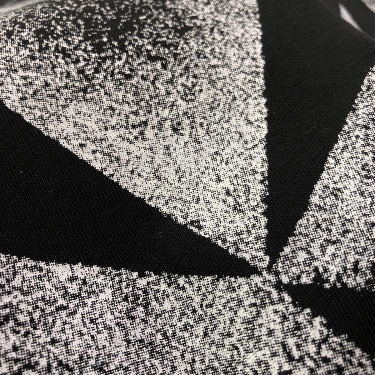 weigou_229571_4_111b46fd6b P75 OFF-WHITE 2025新款字母logo印花短袖T恤 ⚠原版面料⚠高版本⚠高品质 网红明星同款 采用定织定染高克重原版面料,洗水完高达280g纯棉面料,螺纹增加到 不变形。, 工艺制作,宽松oversize版型。质感舒适度都是拉满的 上身简约百搭 手感非常舒服 超级百搭好看的一款短袖 三标齐全 男女同款正常版型 非市场普通版本 随意对比 品质绝对保证 颜色:黑色 白色 码数:XS ~ L XS:衣长70 胸围110 肩宽 袖长 S:衣长72 胸围114 肩宽60 袖长19 M :衣长74 胸围118 肩宽 袖长 L:衣长76 胸围122 肩宽63 袖