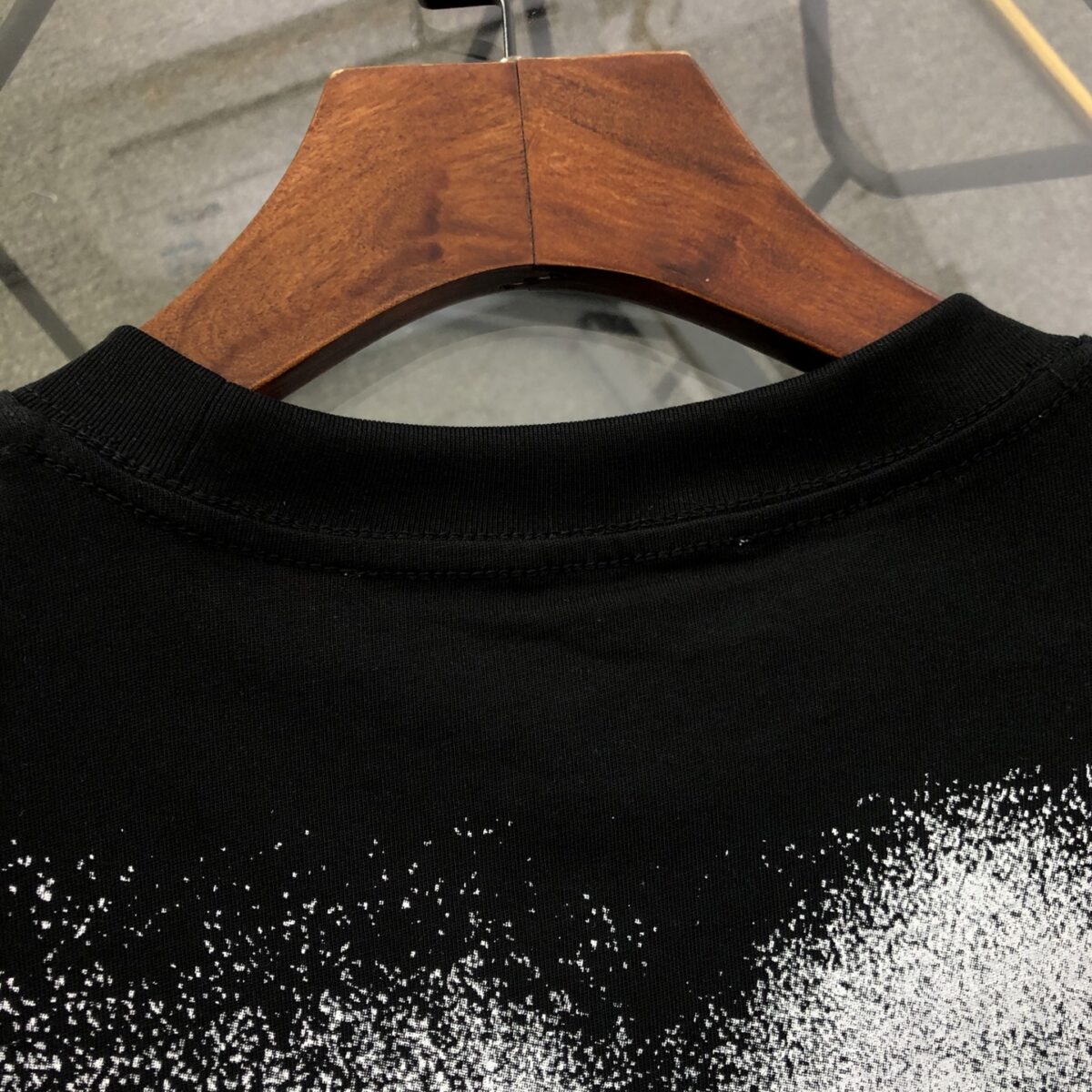 weigou_229571_5_6432b38234 P75 OFF-WHITE 2025新款字母logo印花短袖T恤 ⚠原版面料⚠高版本⚠高品质 网红明星同款 采用定织定染高克重原版面料,洗水完高达280g纯棉面料,螺纹增加到 不变形。, 工艺制作,宽松oversize版型。质感舒适度都是拉满的 上身简约百搭 手感非常舒服 超级百搭好看的一款短袖 三标齐全 男女同款正常版型 非市场普通版本 随意对比 品质绝对保证 颜色:黑色 白色 码数:XS ~ L XS:衣长70 胸围110 肩宽 袖长 S:衣长72 胸围114 肩宽60 袖长19 M :衣长74 胸围118 肩宽 袖长 L:衣长76 胸围122 肩宽63 袖