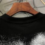 weigou_229571_5_6432b38234 P75 OFF-WHITE 2025新款字母logo印花短袖T恤 ⚠原版面料⚠高版本⚠高品质 网红明星同款 采用定织定染高克重原版面料,洗水完高达280g纯棉面料,螺纹增加到 不变形。, 工艺制作,宽松oversize版型。质感舒适度都是拉满的 上身简约百搭 手感非常舒服 超级百搭好看的一款短袖 三标齐全 男女同款正常版型 非市场普通版本 随意对比 品质绝对保证 颜色:黑色 白色 码数:XS ~ L XS:衣长70 胸围110 肩宽 袖长 S:衣长72 胸围114 肩宽60 袖长19 M :衣长74 胸围118 肩宽 袖长 L:衣长76 胸围122 肩宽63 袖