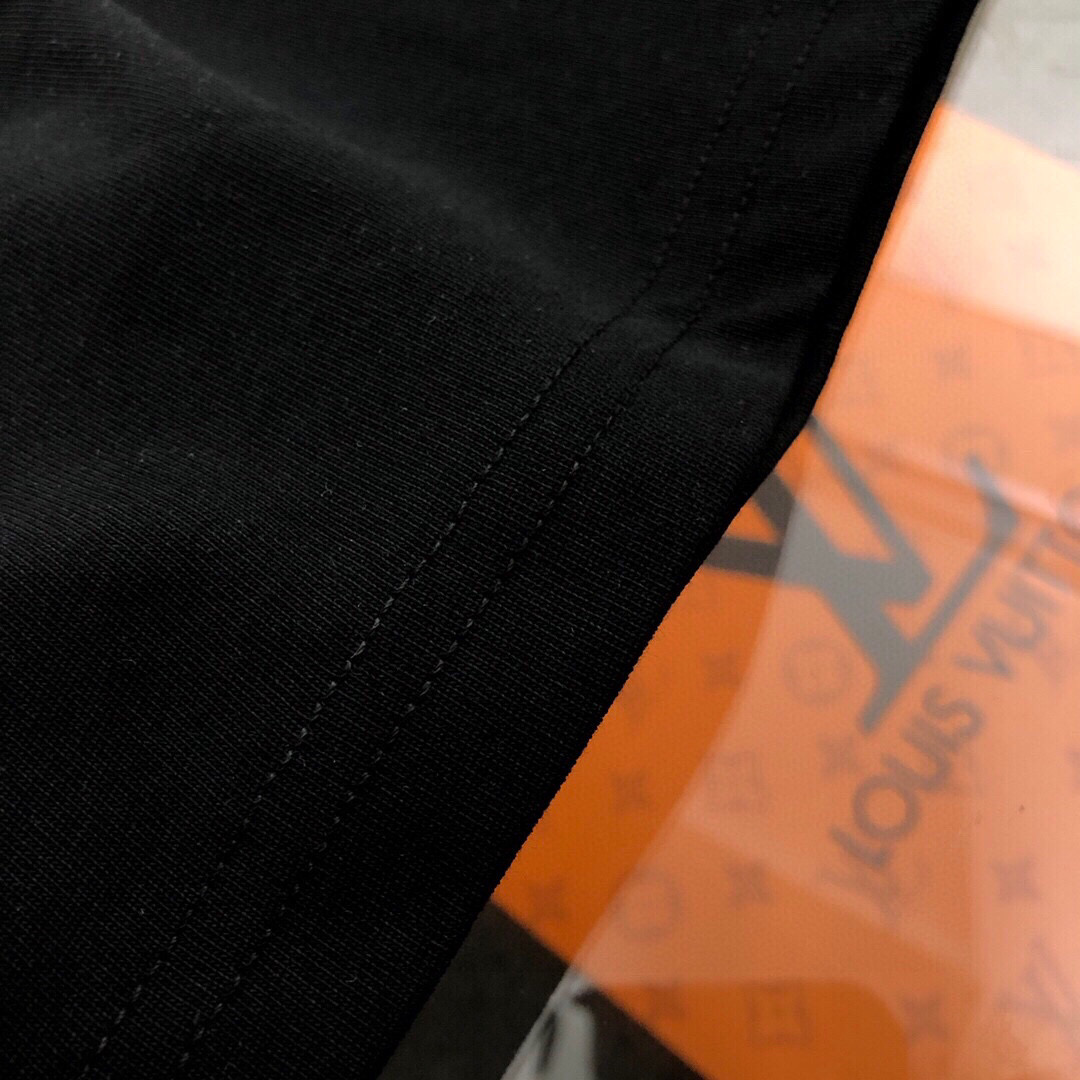 weigou_229571_6_db76873287 P75 OFF-WHITE 2025新款字母logo印花短袖T恤 ⚠原版面料⚠高版本⚠高品质 网红明星同款 采用定织定染高克重原版面料,洗水完高达280g纯棉面料,螺纹增加到 不变形。, 工艺制作,宽松oversize版型。质感舒适度都是拉满的 上身简约百搭 手感非常舒服 超级百搭好看的一款短袖 三标齐全 男女同款正常版型 非市场普通版本 随意对比 品质绝对保证 颜色:黑色 白色 码数:XS ~ L XS:衣长70 胸围110 肩宽 袖长 S:衣长72 胸围114 肩宽60 袖长19 M :衣长74 胸围118 肩宽 袖长 L:衣长76 胸围122 肩宽63 袖