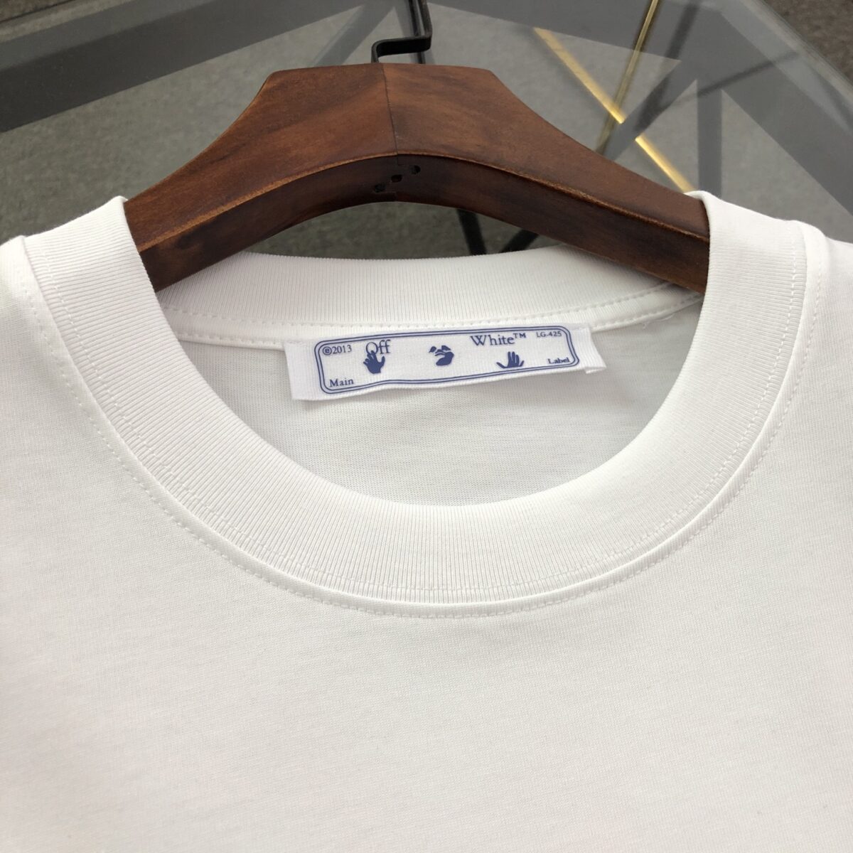 weigou_229613_2_4ab79d24af P75 OFF-WHITE 2025新款字母logo印花短袖T恤 ⚠原版面料⚠高版本⚠高品质 网红明星同款 采用定织定染高克重原版面料,洗水完高达280g纯棉面料,螺纹增加到 不变形。, 工艺制作,宽松oversize版型。质感舒适度都是拉满的 上身简约百搭 手感非常舒服 超级百搭好看的一款短袖 三标齐全 男女同款正常版型 非市场普通版本 随意对比 品质绝对保证 颜色:黑色 白色 码数:XS ~ L XS:衣长70 胸围110 肩宽 袖长 S:衣长72 胸围114 肩宽60 袖长19 M :衣长74 胸围118 肩宽 袖长 L:衣长76 胸围122 肩宽63 袖