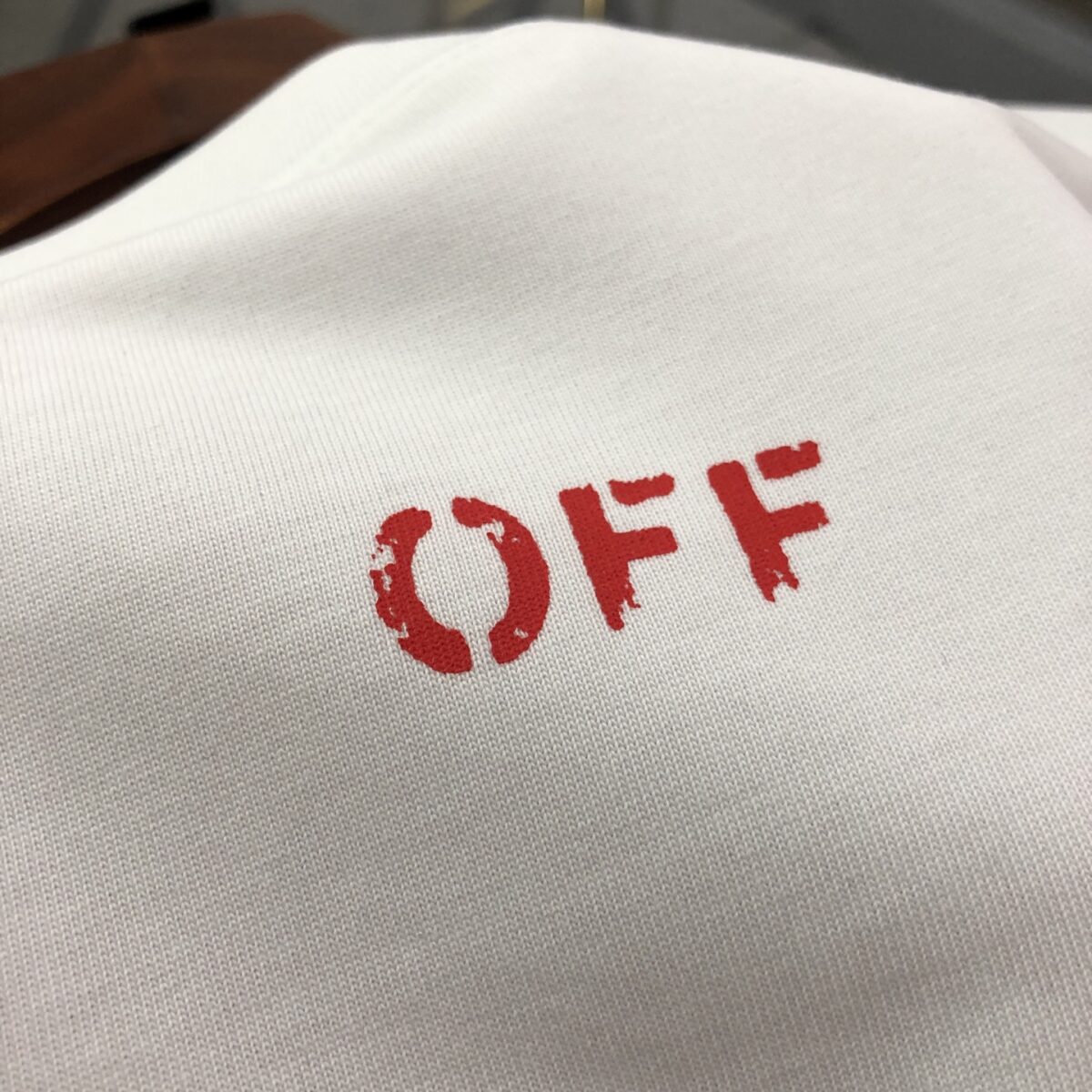 weigou_229613_3_338eb2f42b P75 OFF-WHITE 2025新款字母logo印花短袖T恤 ⚠原版面料⚠高版本⚠高品质 网红明星同款 采用定织定染高克重原版面料,洗水完高达280g纯棉面料,螺纹增加到 不变形。, 工艺制作,宽松oversize版型。质感舒适度都是拉满的 上身简约百搭 手感非常舒服 超级百搭好看的一款短袖 三标齐全 男女同款正常版型 非市场普通版本 随意对比 品质绝对保证 颜色:黑色 白色 码数:XS ~ L XS:衣长70 胸围110 肩宽 袖长 S:衣长72 胸围114 肩宽60 袖长19 M :衣长74 胸围118 肩宽 袖长 L:衣长76 胸围122 肩宽63 袖