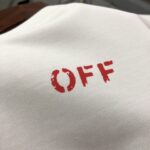 weigou_229613_3_338eb2f42b P75 OFF-WHITE 2025新款字母logo印花短袖T恤 ⚠原版面料⚠高版本⚠高品质 网红明星同款 采用定织定染高克重原版面料,洗水完高达280g纯棉面料,螺纹增加到 不变形。, 工艺制作,宽松oversize版型。质感舒适度都是拉满的 上身简约百搭 手感非常舒服 超级百搭好看的一款短袖 三标齐全 男女同款正常版型 非市场普通版本 随意对比 品质绝对保证 颜色:黑色 白色 码数:XS ~ L XS:衣长70 胸围110 肩宽 袖长 S:衣长72 胸围114 肩宽60 袖长19 M :衣长74 胸围118 肩宽 袖长 L:衣长76 胸围122 肩宽63 袖