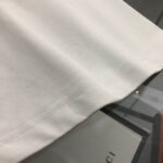 weigou_229613_7_7bf490711e P75 OFF-WHITE 2025新款字母logo印花短袖T恤 ⚠原版面料⚠高版本⚠高品质 网红明星同款 采用定织定染高克重原版面料,洗水完高达280g纯棉面料,螺纹增加到 不变形。, 工艺制作,宽松oversize版型。质感舒适度都是拉满的 上身简约百搭 手感非常舒服 超级百搭好看的一款短袖 三标齐全 男女同款正常版型 非市场普通版本 随意对比 品质绝对保证 颜色:黑色 白色 码数:XS ~ L XS:衣长70 胸围110 肩宽 袖长 S:衣长72 胸围114 肩宽60 袖长19 M :衣长74 胸围118 肩宽 袖长 L:衣长76 胸围122 肩宽63 袖
