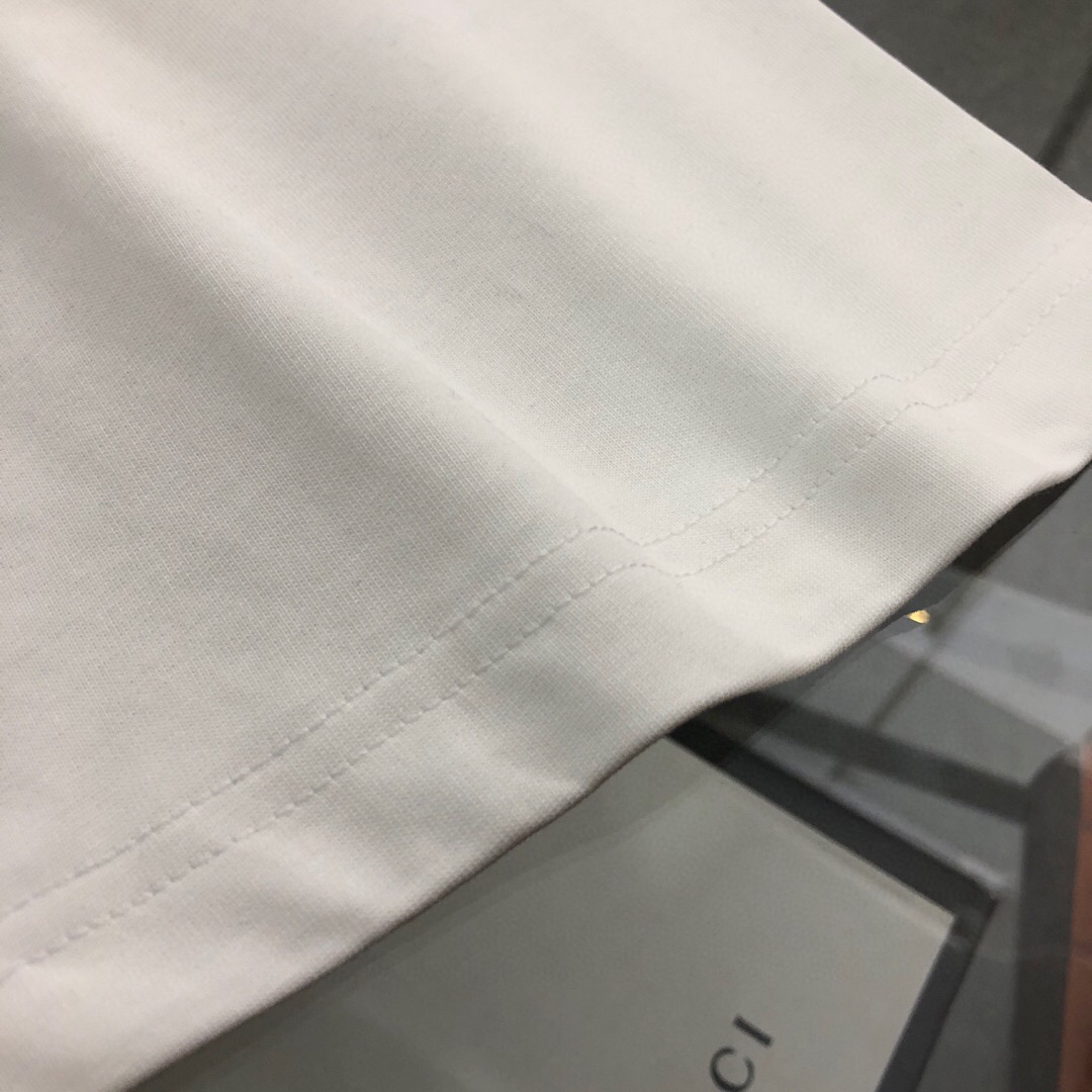 weigou_229613_7_7bf490711e P75 OFF-WHITE 2025新款字母logo印花短袖T恤 ⚠原版面料⚠高版本⚠高品质 网红明星同款 采用定织定染高克重原版面料,洗水完高达280g纯棉面料,螺纹增加到 不变形。, 工艺制作,宽松oversize版型。质感舒适度都是拉满的 上身简约百搭 手感非常舒服 超级百搭好看的一款短袖 三标齐全 男女同款正常版型 非市场普通版本 随意对比 品质绝对保证 颜色:黑色 白色 码数:XS ~ L XS:衣长70 胸围110 肩宽 袖长 S:衣长72 胸围114 肩宽60 袖长19 M :衣长74 胸围118 肩宽 袖长 L:衣长76 胸围122 肩宽63 袖