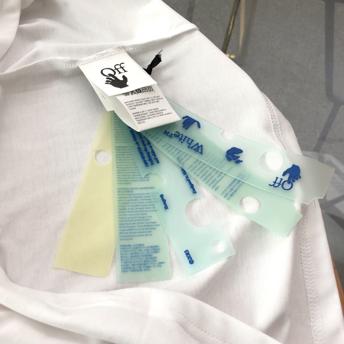 weigou_229613_8_971d110b08 P75 OFF-WHITE 2025新款字母logo印花短袖T恤 ⚠原版面料⚠高版本⚠高品质 网红明星同款 采用定织定染高克重原版面料,洗水完高达280g纯棉面料,螺纹增加到 不变形。, 工艺制作,宽松oversize版型。质感舒适度都是拉满的 上身简约百搭 手感非常舒服 超级百搭好看的一款短袖 三标齐全 男女同款正常版型 非市场普通版本 随意对比 品质绝对保证 颜色:黑色 白色 码数:XS ~ L XS:衣长70 胸围110 肩宽 袖长 S:衣长72 胸围114 肩宽60 袖长19 M :衣长74 胸围118 肩宽 袖长 L:衣长76 胸围122 肩宽63 袖