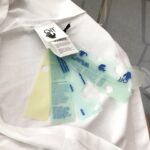 weigou_229613_8_971d110b08 P75 OFF-WHITE 2025新款字母logo印花短袖T恤 ⚠原版面料⚠高版本⚠高品质 网红明星同款 采用定织定染高克重原版面料,洗水完高达280g纯棉面料,螺纹增加到 不变形。, 工艺制作,宽松oversize版型。质感舒适度都是拉满的 上身简约百搭 手感非常舒服 超级百搭好看的一款短袖 三标齐全 男女同款正常版型 非市场普通版本 随意对比 品质绝对保证 颜色:黑色 白色 码数:XS ~ L XS:衣长70 胸围110 肩宽 袖长 S:衣长72 胸围114 肩宽60 袖长19 M :衣长74 胸围118 肩宽 袖长 L:衣长76 胸围122 肩宽63 袖