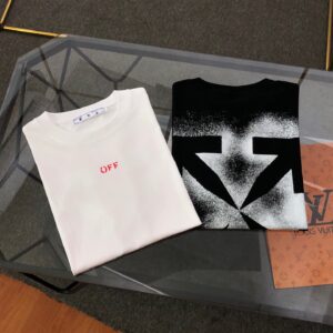 weigou_229646_0_e919dcc500 P75 OFF-WHITE 2025新款字母logo印花短袖T恤 ⚠原版面料⚠高版本⚠高品质 网红明星同款 采用定织定染高克重原版面料,洗水完高达280g纯棉面料,螺纹增加到 不变形。, 工艺制作,宽松oversize版型。质感舒适度都是拉满的 上身简约百搭 手感非常舒服 超级百搭好看的一款短袖 三标齐全 男女同款正常版型 非市场普通版本 随意对比 品质绝对保证 颜色:黑色 白色 码数:XS ~ L XS:衣长70 胸围110 肩宽 袖长 S:衣长72 胸围114 肩宽60 袖长19 M :衣长74 胸围118 肩宽 袖长 L:衣长76 胸围122 肩宽63 袖