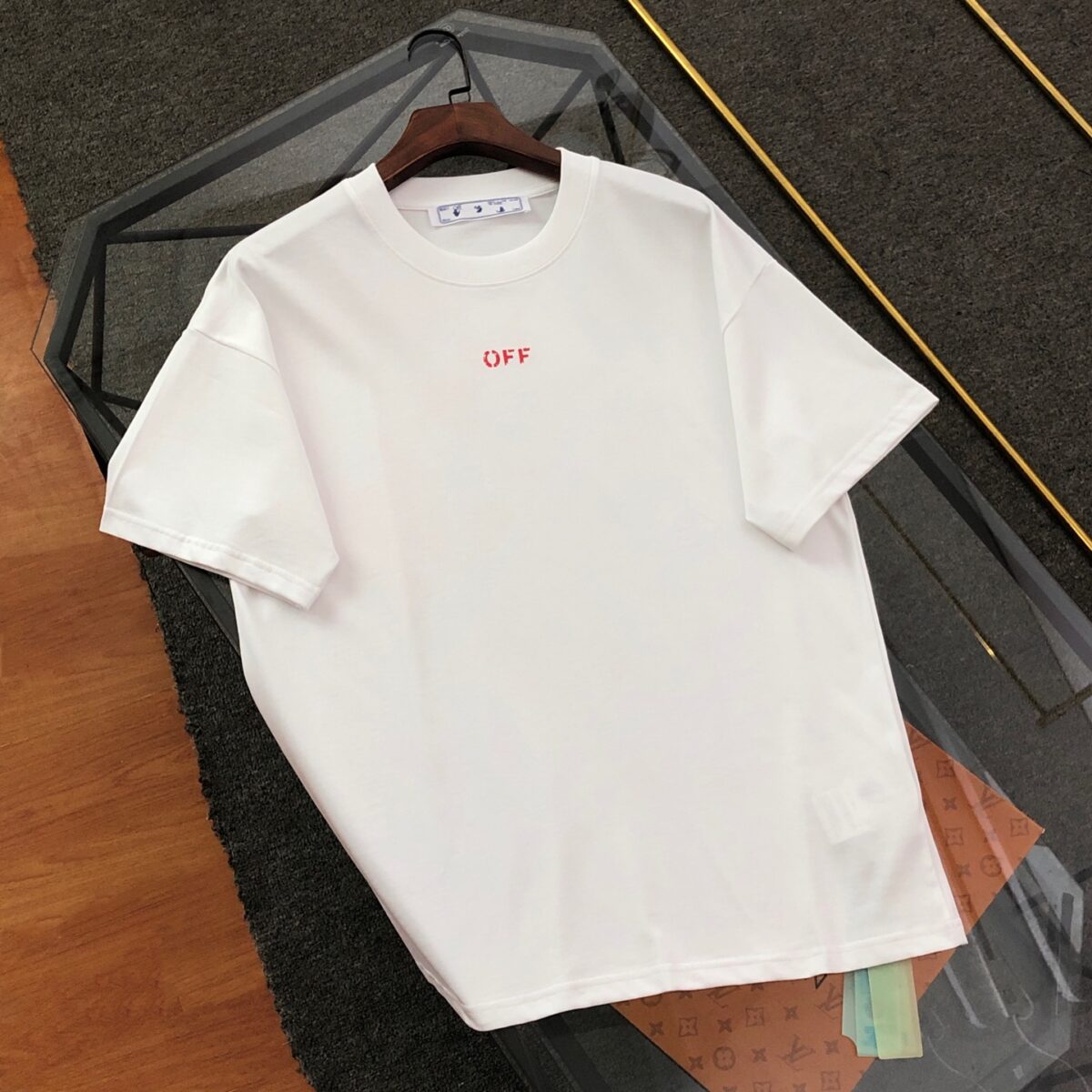 weigou_229646_1_938315d258 P75 OFF-WHITE 2025新款字母logo印花短袖T恤 ⚠原版面料⚠高版本⚠高品质 网红明星同款 采用定织定染高克重原版面料,洗水完高达280g纯棉面料,螺纹增加到 不变形。, 工艺制作,宽松oversize版型。质感舒适度都是拉满的 上身简约百搭 手感非常舒服 超级百搭好看的一款短袖 三标齐全 男女同款正常版型 非市场普通版本 随意对比 品质绝对保证 颜色:黑色 白色 码数:XS ~ L XS:衣长70 胸围110 肩宽 袖长 S:衣长72 胸围114 肩宽60 袖长19 M :衣长74 胸围118 肩宽 袖长 L:衣长76 胸围122 肩宽63 袖