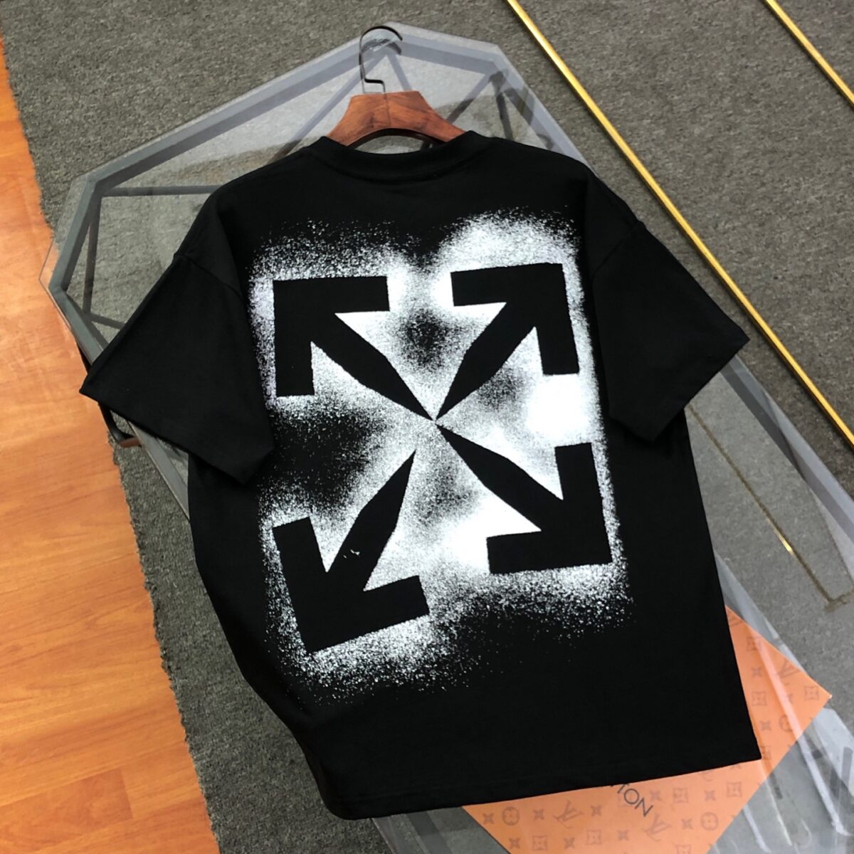 weigou_229646_4_7781c5ebb8 P75 OFF-WHITE 2025新款字母logo印花短袖T恤 ⚠原版面料⚠高版本⚠高品质 网红明星同款 采用定织定染高克重原版面料,洗水完高达280g纯棉面料,螺纹增加到 不变形。, 工艺制作,宽松oversize版型。质感舒适度都是拉满的 上身简约百搭 手感非常舒服 超级百搭好看的一款短袖 三标齐全 男女同款正常版型 非市场普通版本 随意对比 品质绝对保证 颜色:黑色 白色 码数:XS ~ L XS:衣长70 胸围110 肩宽 袖长 S:衣长72 胸围114 肩宽60 袖长19 M :衣长74 胸围118 肩宽 袖长 L:衣长76 胸围122 肩宽63 袖