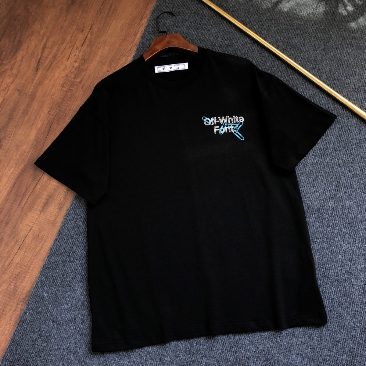 weigou_229680_0_610a070012 P75 OFF-WHITE 2026新款字母logo印花短袖T恤 ⚠原版面料⚠高版本⚠高品质 网红明星同款 采用定织定染高克重原版面料,洗水完高达280g纯棉面料,螺纹增加到 不变形。, 工艺制作,宽松oversize版型。质感舒适度都是拉满的 上身简约百搭 手感非常舒服 超级百搭好看的一款短袖 三标齐全 男女同款正常版型 非市场普通版本 随意对比 品质绝对保证 颜色:黑色 白色 码数:XS ~ L XS 衣长70 胸围110 肩宽 袖长 S. 衣长72 胸围114 肩宽60 袖长19 M 衣长74 胸围118 肩宽 . 袖长 L. 衣长76 胸围122 肩宽63 袖长20