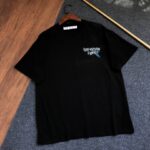 weigou_229680_0_610a070012 P75 OFF-WHITE 2026新款字母logo印花短袖T恤 ⚠原版面料⚠高版本⚠高品质 网红明星同款 采用定织定染高克重原版面料,洗水完高达280g纯棉面料,螺纹增加到 不变形。, 工艺制作,宽松oversize版型。质感舒适度都是拉满的 上身简约百搭 手感非常舒服 超级百搭好看的一款短袖 三标齐全 男女同款正常版型 非市场普通版本 随意对比 品质绝对保证 颜色:黑色 白色 码数:XS ~ L XS 衣长70 胸围110 肩宽 袖长 S. 衣长72 胸围114 肩宽60 袖长19 M 衣长74 胸围118 肩宽 . 袖长 L. 衣长76 胸围122 肩宽63 袖长20