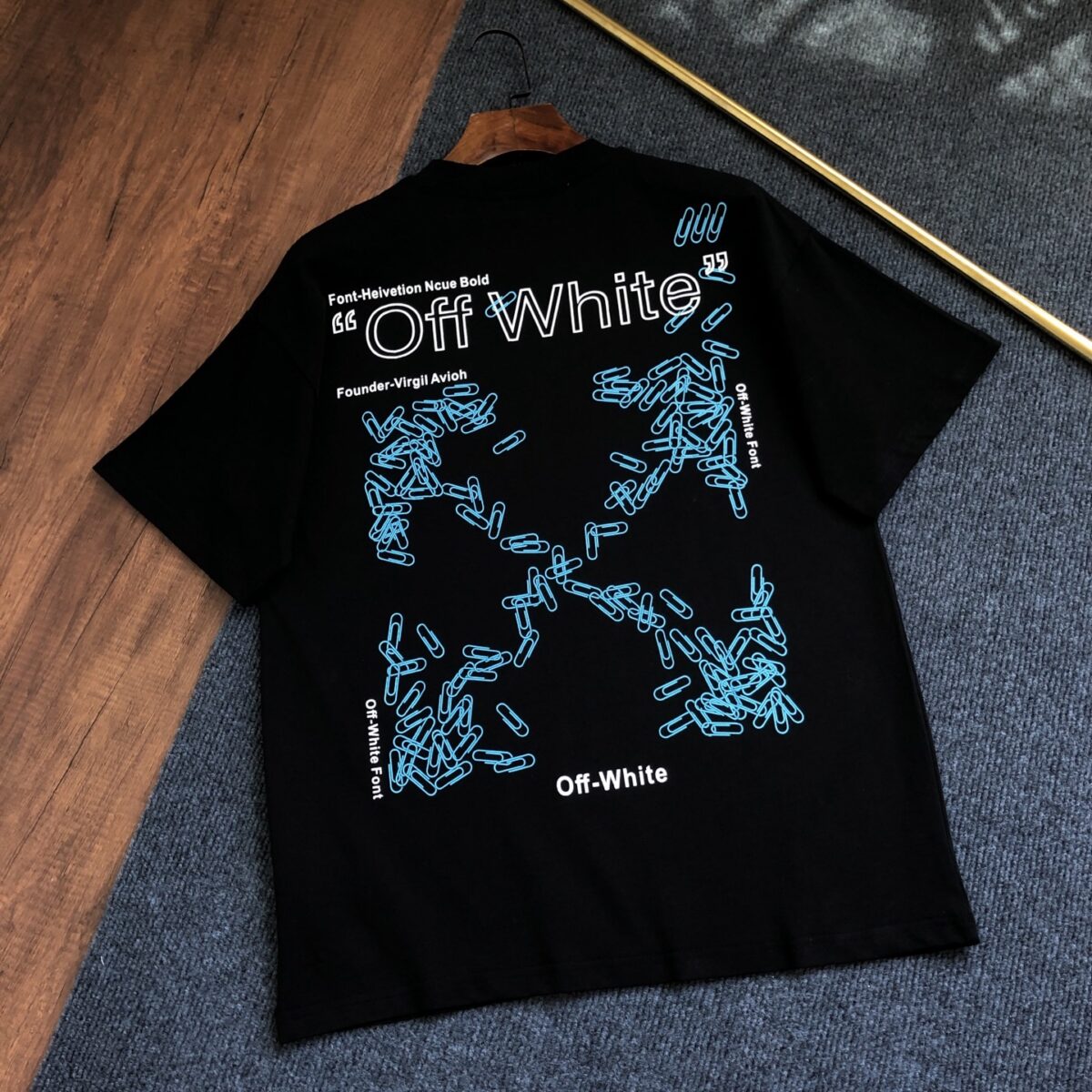 weigou_229680_1_ab5d47eb10 P75 OFF-WHITE 2026新款字母logo印花短袖T恤 ⚠原版面料⚠高版本⚠高品质 网红明星同款 采用定织定染高克重原版面料,洗水完高达280g纯棉面料,螺纹增加到 不变形。, 工艺制作,宽松oversize版型。质感舒适度都是拉满的 上身简约百搭 手感非常舒服 超级百搭好看的一款短袖 三标齐全 男女同款正常版型 非市场普通版本 随意对比 品质绝对保证 颜色:黑色 白色 码数:XS ~ L XS 衣长70 胸围110 肩宽 袖长 S. 衣长72 胸围114 肩宽60 袖长19 M 衣长74 胸围118 肩宽 . 袖长 L. 衣长76 胸围122 肩宽63 袖长20