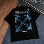 weigou_229680_1_ab5d47eb10 P75 OFF-WHITE 2026新款字母logo印花短袖T恤 ⚠原版面料⚠高版本⚠高品质 网红明星同款 采用定织定染高克重原版面料,洗水完高达280g纯棉面料,螺纹增加到 不变形。, 工艺制作,宽松oversize版型。质感舒适度都是拉满的 上身简约百搭 手感非常舒服 超级百搭好看的一款短袖 三标齐全 男女同款正常版型 非市场普通版本 随意对比 品质绝对保证 颜色:黑色 白色 码数:XS ~ L XS 衣长70 胸围110 肩宽 袖长 S. 衣长72 胸围114 肩宽60 袖长19 M 衣长74 胸围118 肩宽 . 袖长 L. 衣长76 胸围122 肩宽63 袖长20